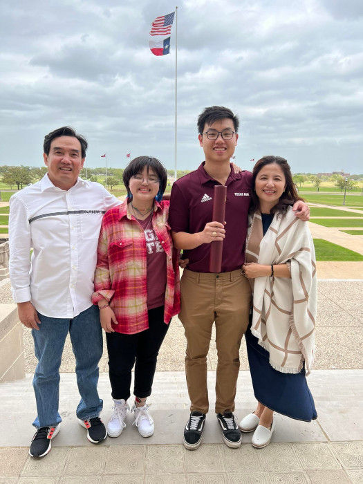 Lê Minh Nhật cùng gia đình tại Mỹ